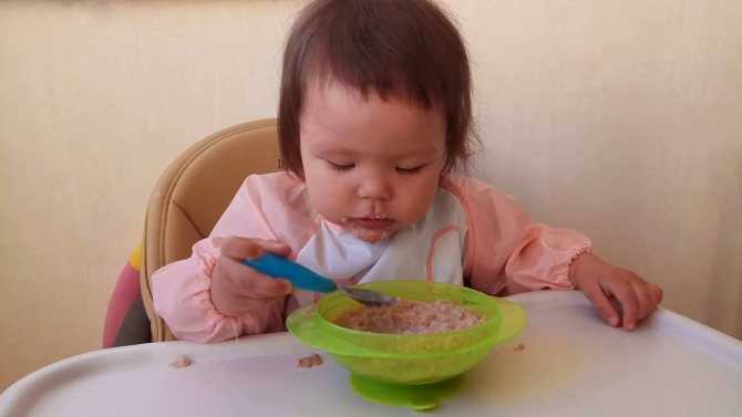 Как едят дети ложкой: Как научить ребёнка есть ложкой и в каком возрасте лучше начинать