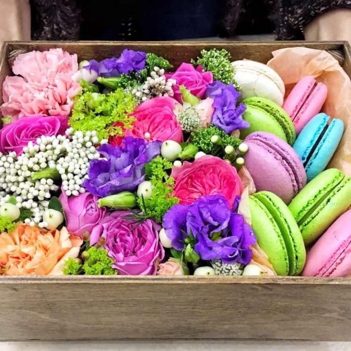 Цветы с макаронами в коробке фото: Цветы и макаруны в коробке купить с доставкой по Москве