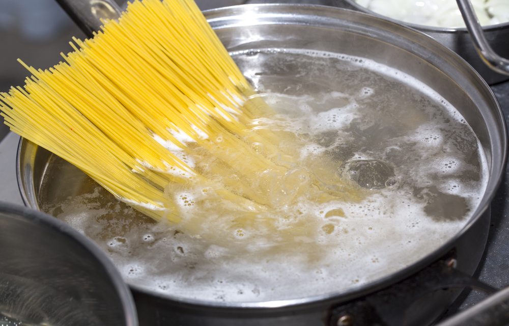 Как варить макароны длинные: Как варить спагетти, чтобы они не слипались