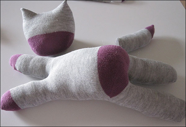 Как сделать котенка своими руками из носка: Котик из носков своими руками – Шьем котят из махровых носочков