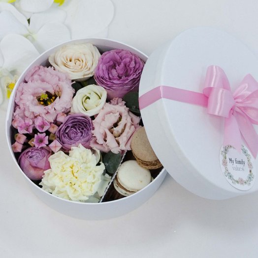 Цветы с макаронами в коробке фото: Цветы и макаруны в коробке купить с доставкой по Москве