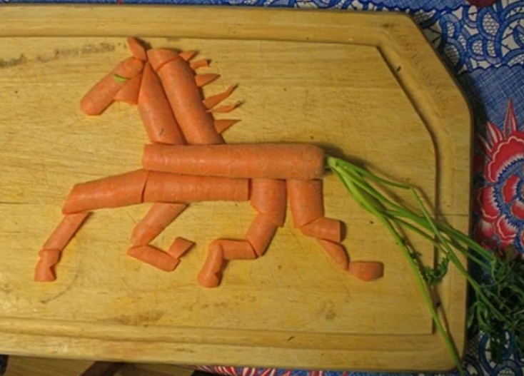 Конь из морковки: Лакомство для лошадки