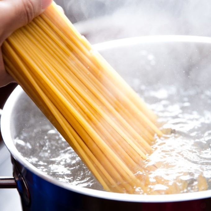 Как варить макароны длинные: Как варить спагетти, чтобы они не слипались