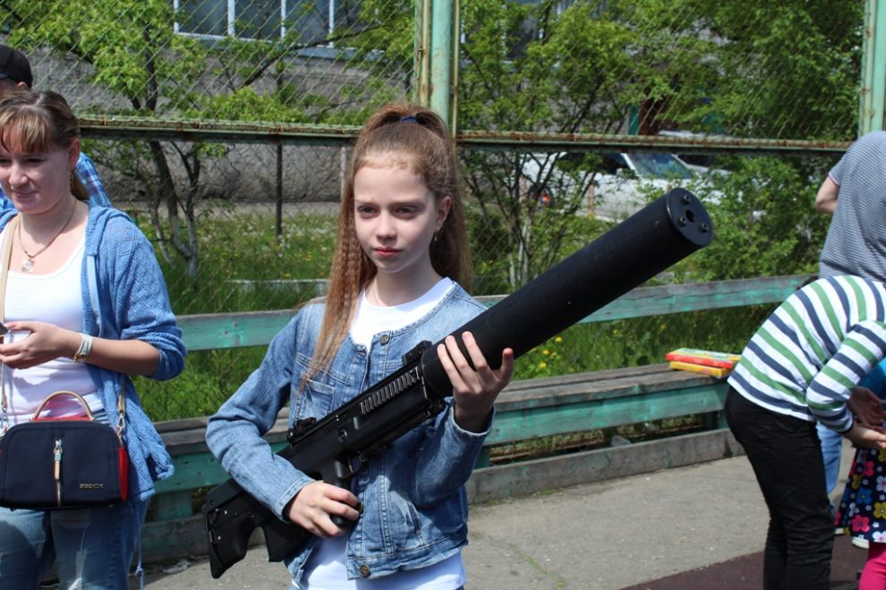 Дети с оружием: Дети с оружием в руках