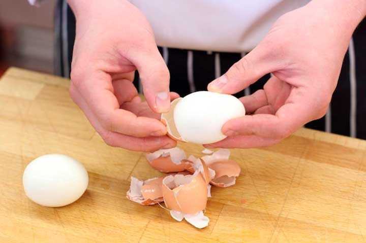 Как очистить яйца от скорлупы после варки: Пять простых шагов, чтобы идеально сварить и легко очистить яйца • INMYROOM FOOD