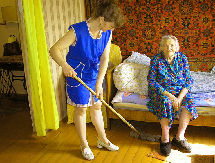 Бабушке я помогаю: 10 предложений о том как я помогаю бабушке