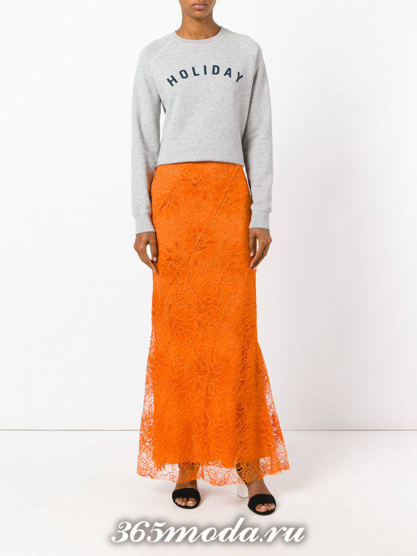 длинная оранжевая гипюровая юбка с серым свитшотом с чем носить