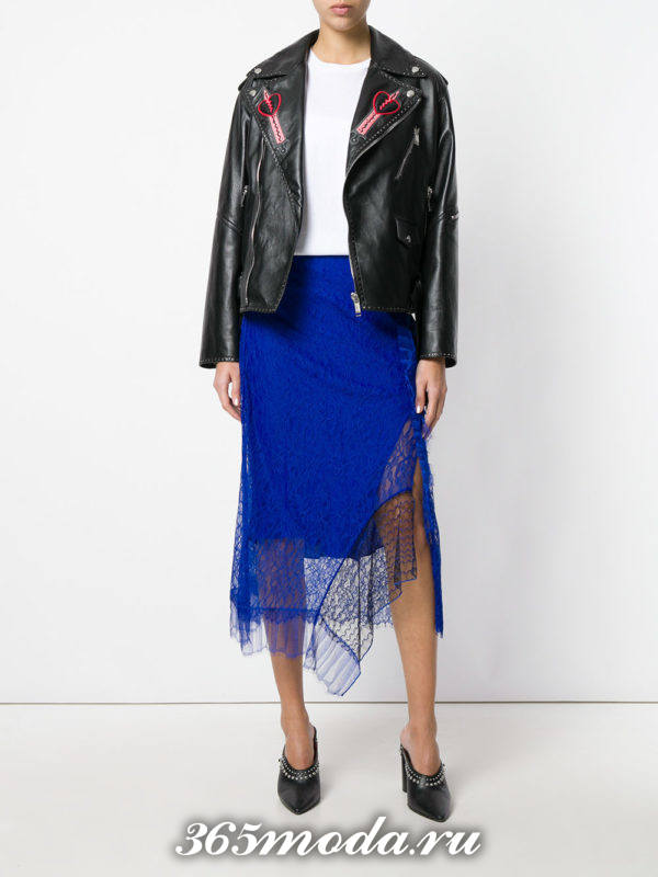 синяя асимметричная гипюровая юбка с кожаной курткой с чем носить