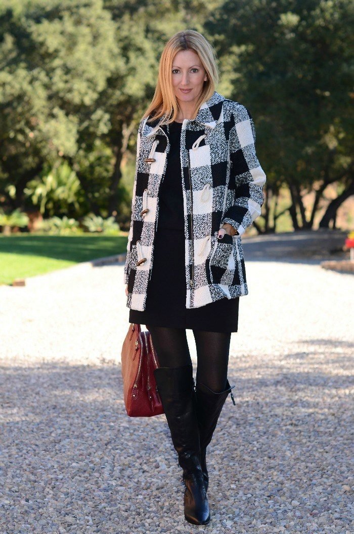 С чем носить короткое пальто в клетку: новинки 2021, с чем носить, женское, в шотландскую, крупную, длинное, Барбери, с капюшоном