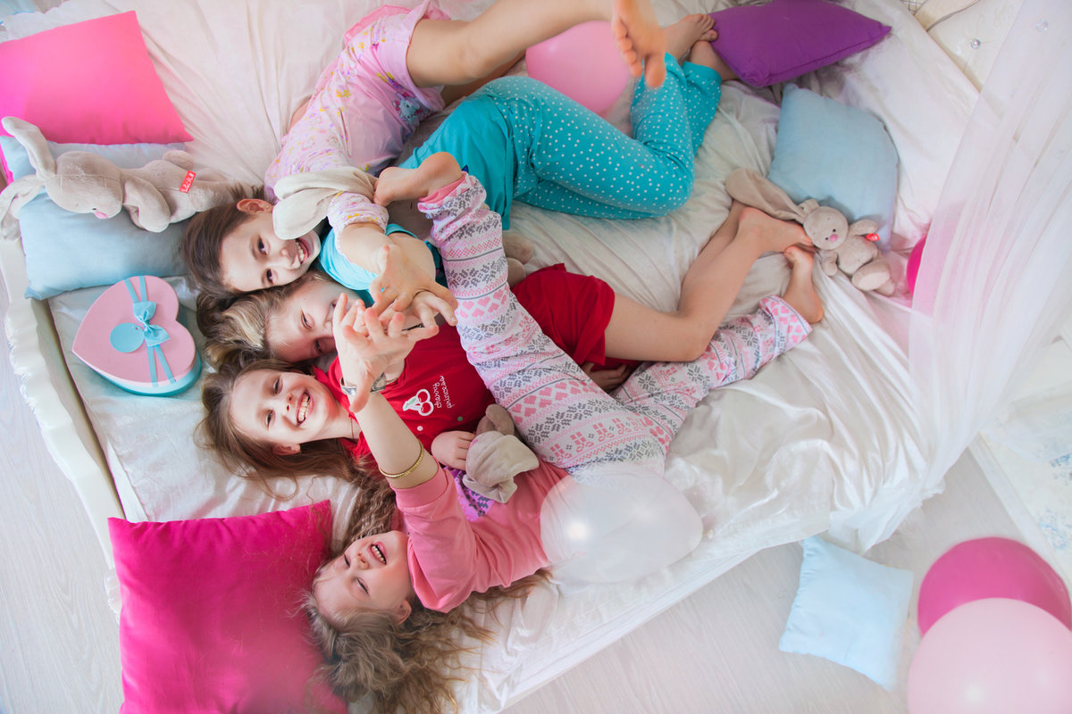 Вечеринка с пижама с подушками: Пижамная вечеринка и бой на подушках: всем приготовиться!