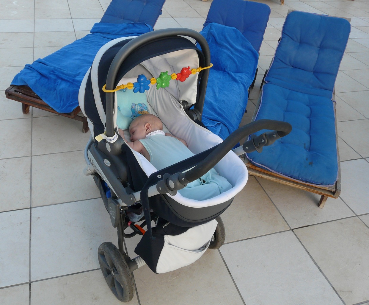 Как провозить коляску в самолете: когда можно летать с новорожденным ребенком, специальные гамак и люлька для полетов