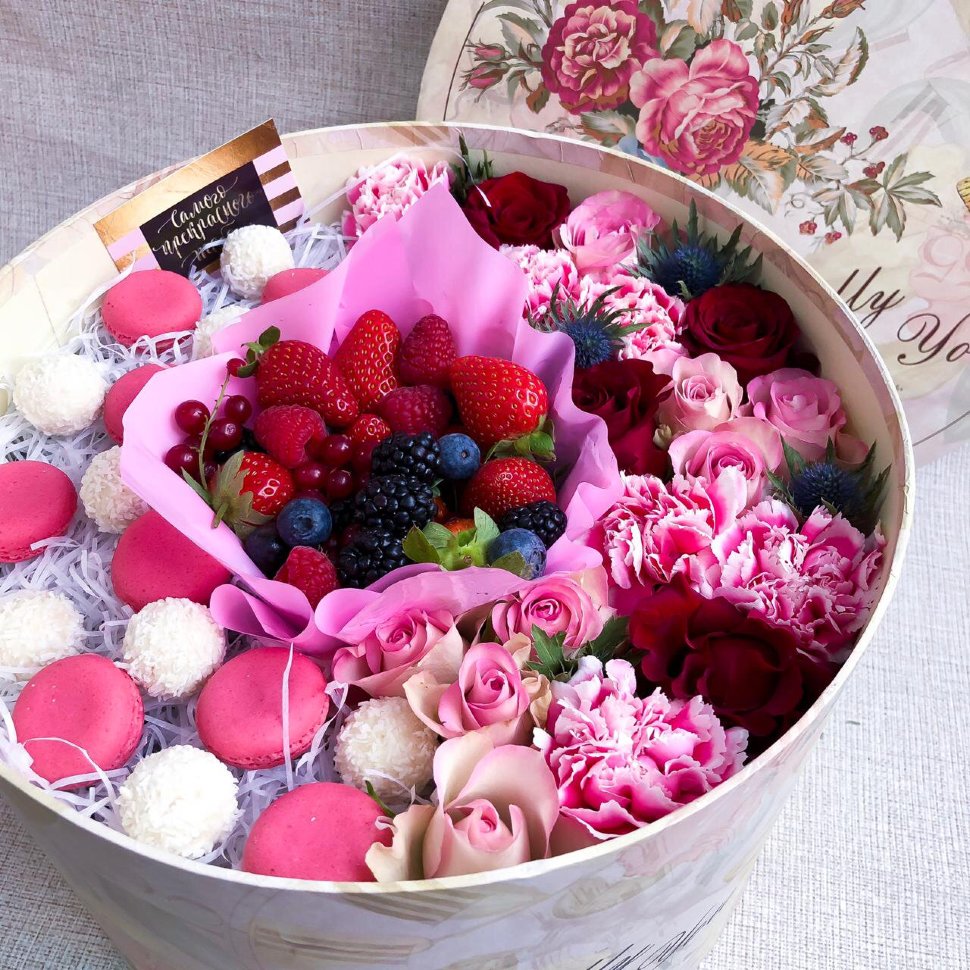 Коробка с цветами и конфетами фото: Букеты из конфет — купить на Ярмарке Мастеров