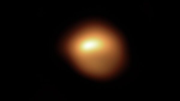 Красный сверхгигант Бетельгейзе в созвездии Ориона демонстрирует беспрецедентное ослабление блеска. Изображение получено с приемником SPHERE на телескопе VLT (ESO)
