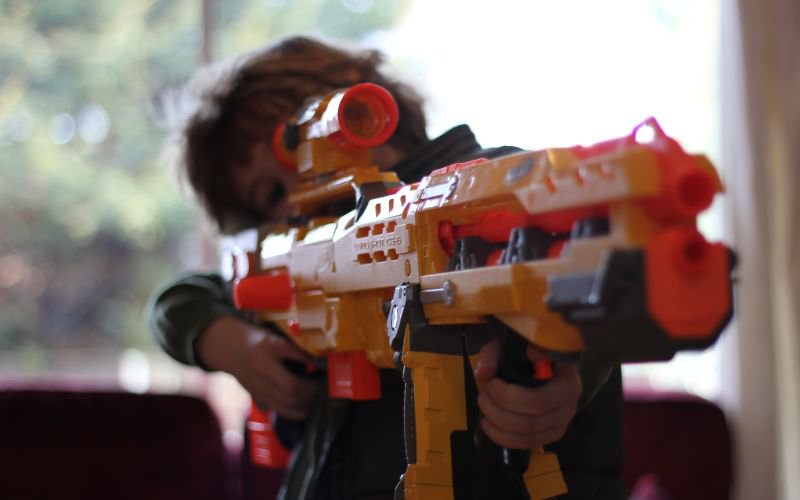Дети с оружием: как "воспитывают патриотов" в России и Америке – Дети с оружием. От стрельбищ до военных конфликтов