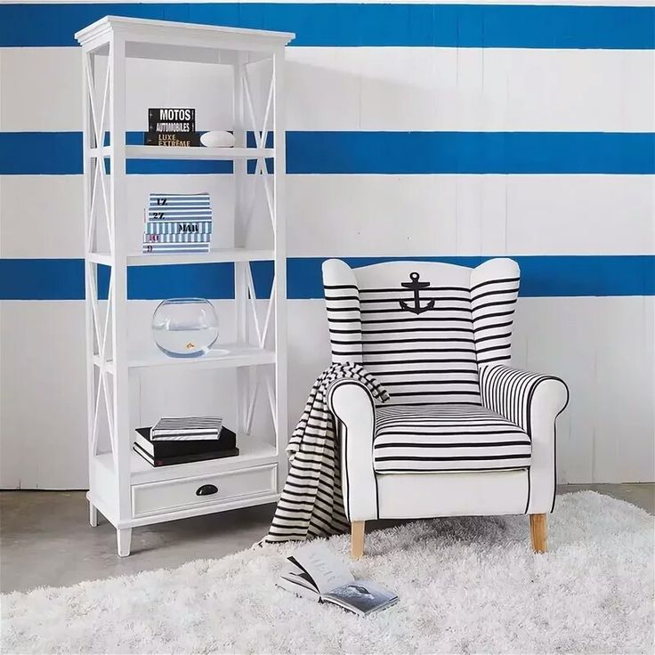 Белый стеллаж в детской комнате морского стиля