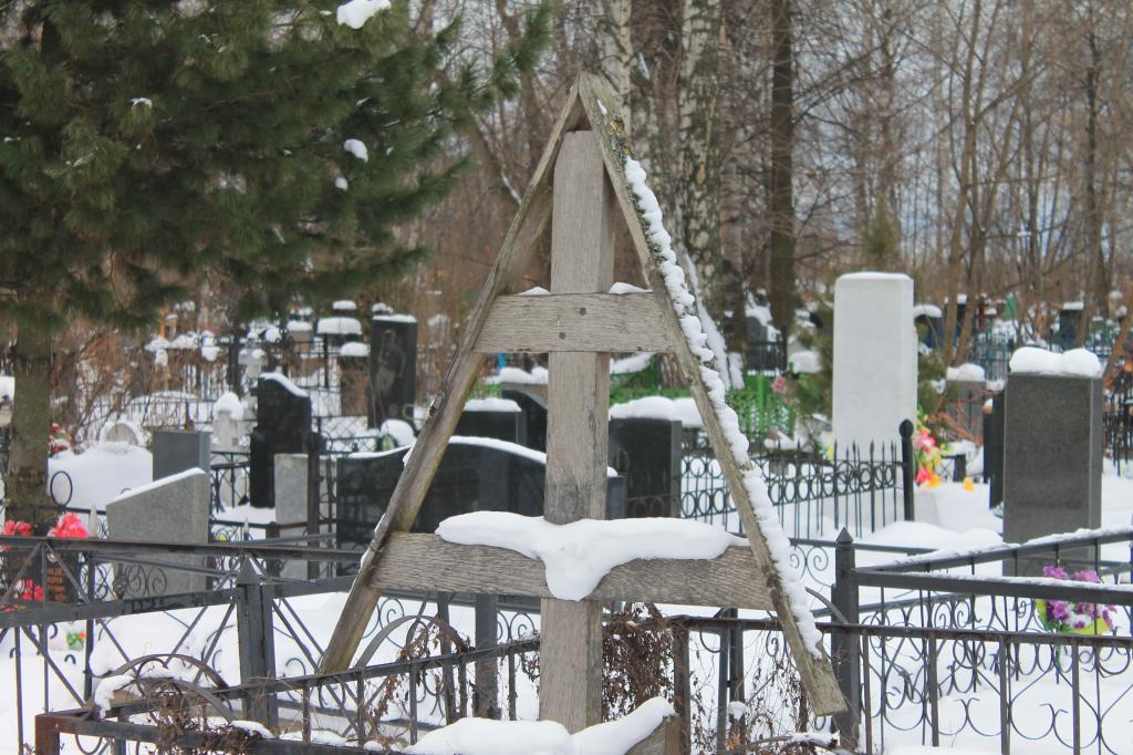 Старый деревянный крест над могилой