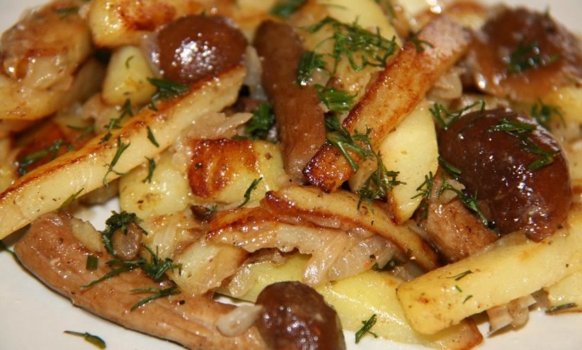 Жаренная картошка с маринованными опятами