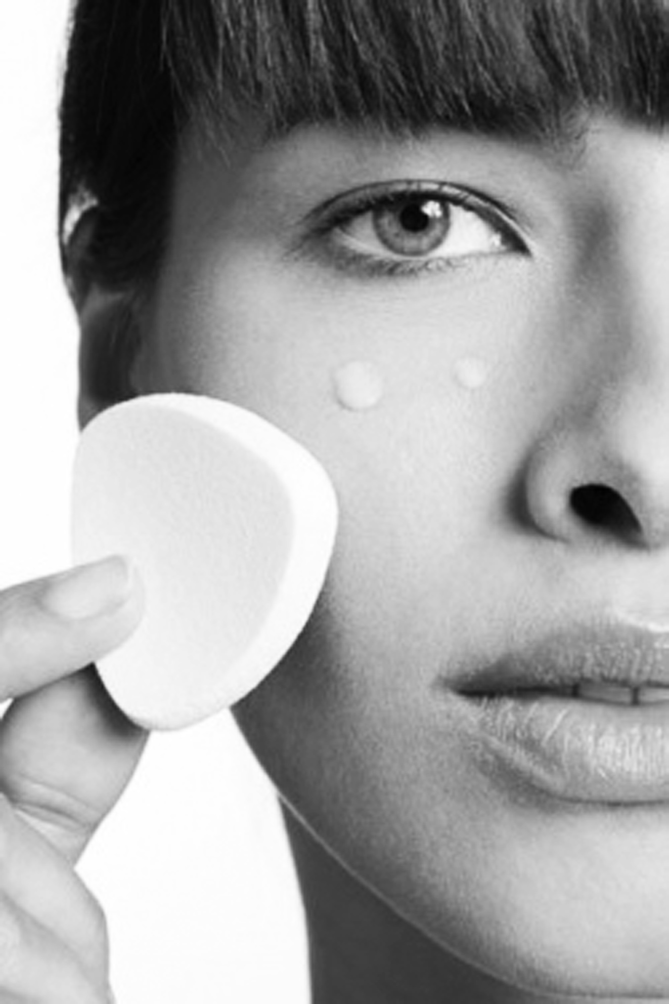 Нанесение тонального крема спонжем: Как и чем правильно наносить тональный крем на лицо пошагово