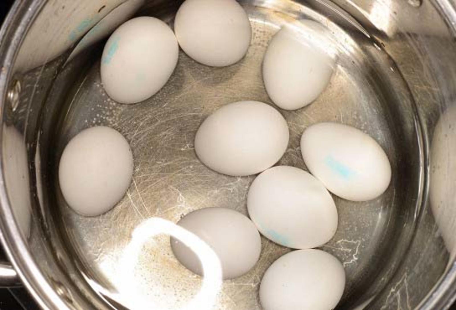 Зачем солить воду при варке яиц: Зачем солить воду при варке яиц?