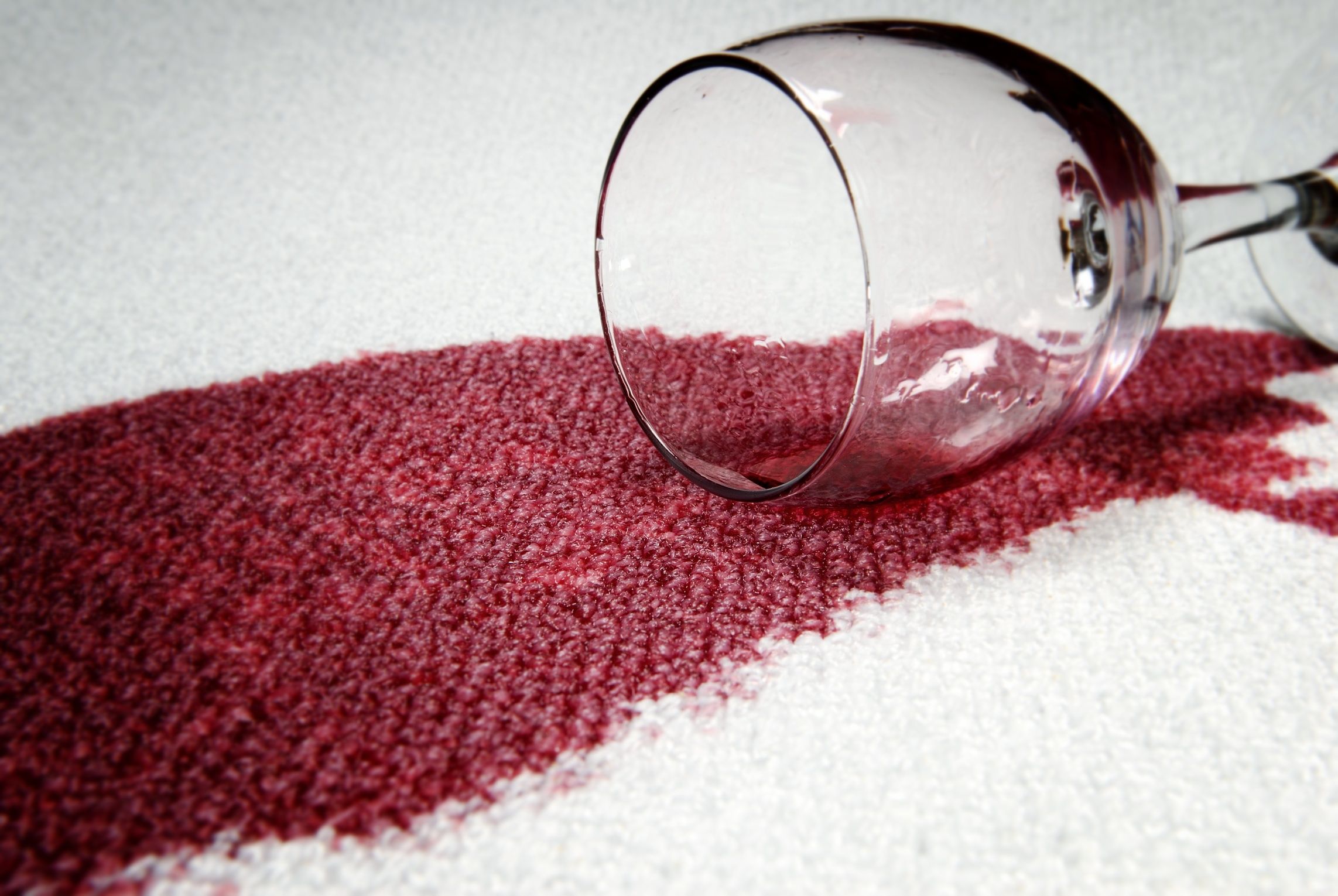 Как убрать с ковра кровь: Чем отмыть кровь с дивана из ткани, выводим засохшие следы