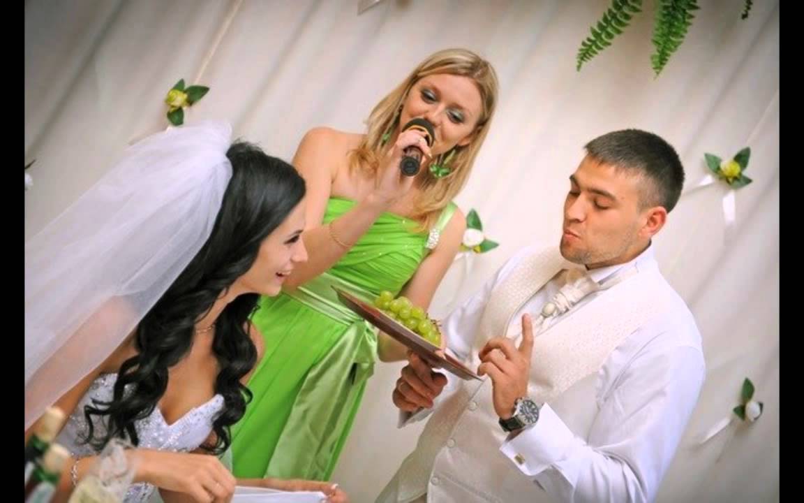 Что делает тамада на свадьбе: Что делает ведущий на свадьбе?