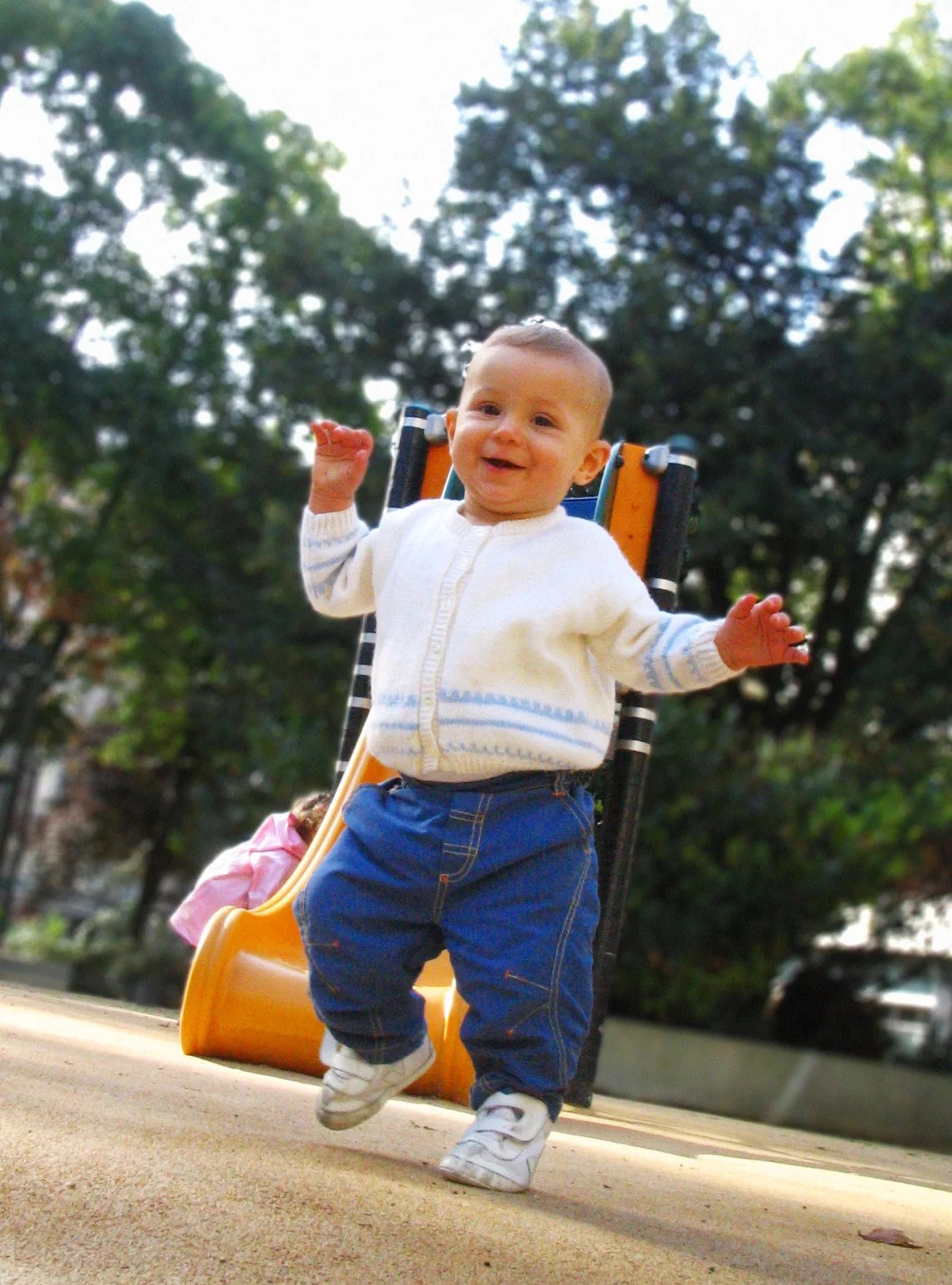 Как начинают ходить дети: Как помочь ребенку научиться правильно ходить: самостоятельно и без поддержки