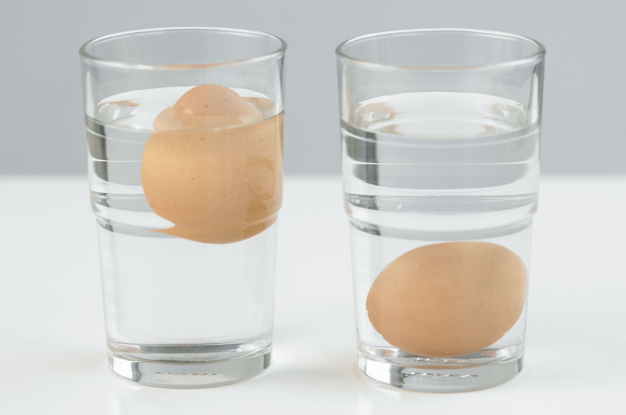 Свежее яйцо плавает или тонет: Как проверить свежесть яиц в воде