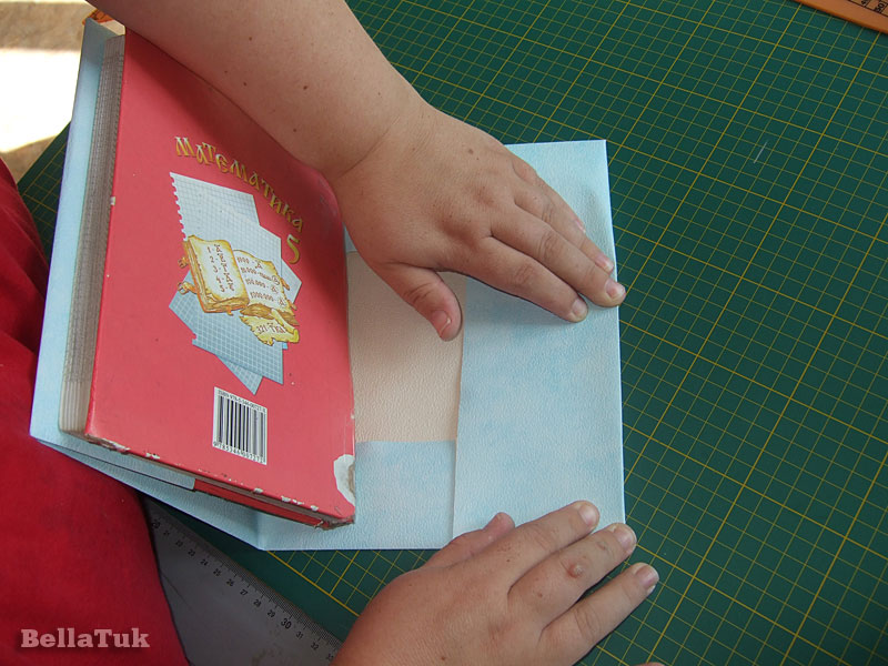 Как сделать из пленки обложки для учебников своими руками: Обложка для книги своими руками из полиэтиленовой пленки