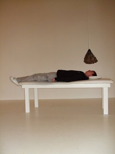 Последний негритенок посмотрел устало повесился и никого не стало: Десять негритят решили пообедать. Один вдруг поперхнулся - и их осталось девять.