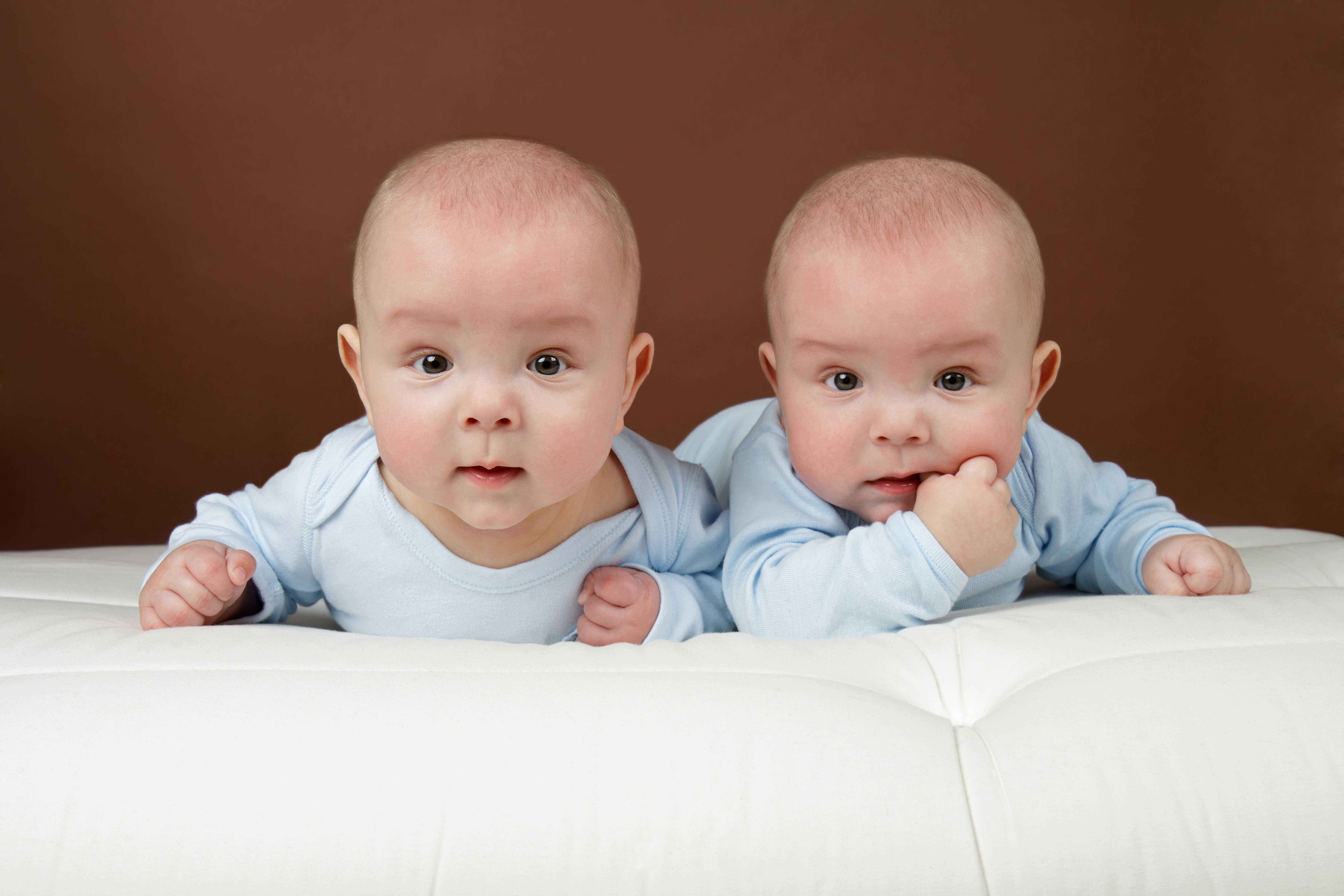 Как справиться с двойней: Как ухаживать за двойней, как справиться с близнецами одной?