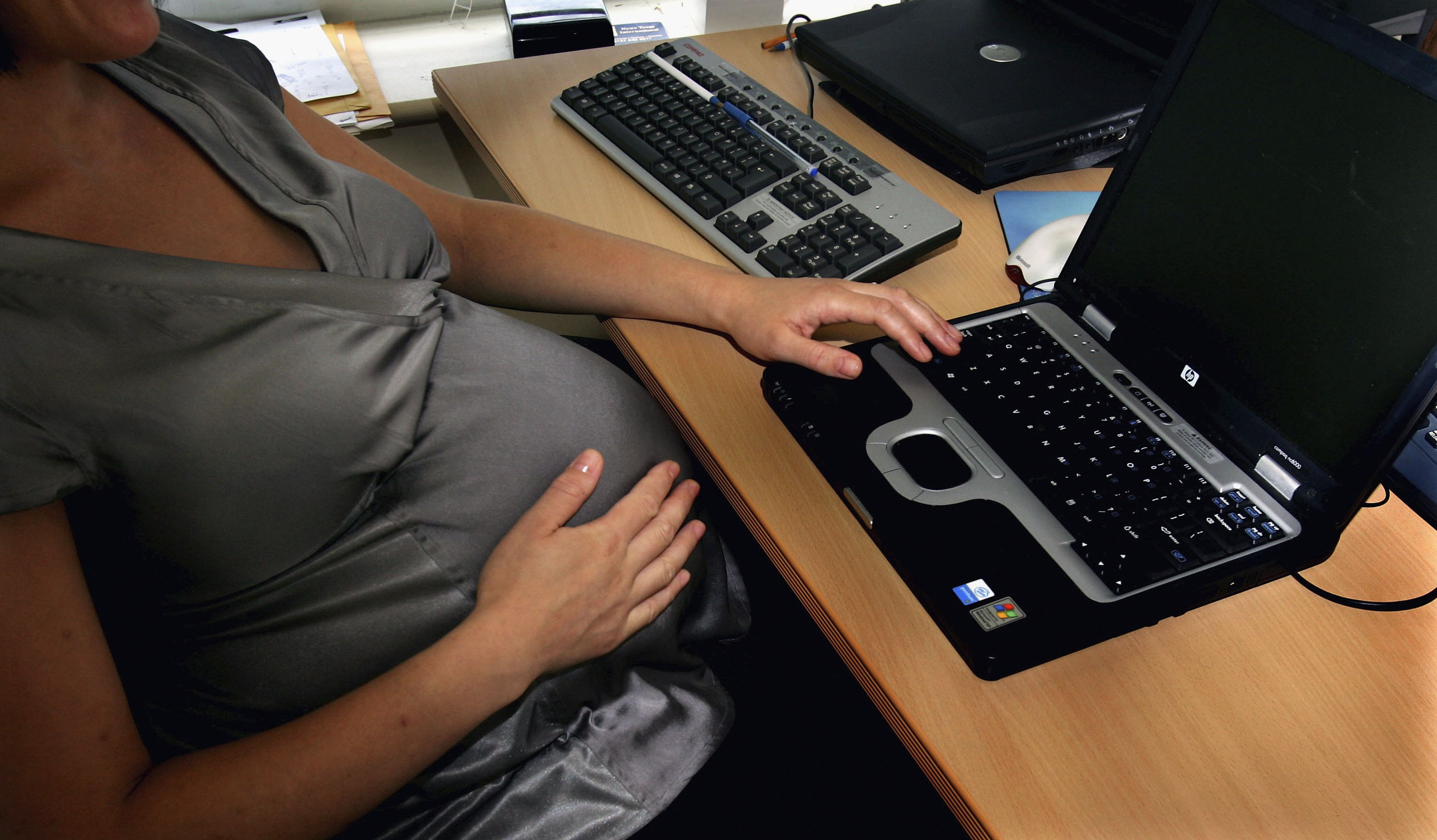 Работа за компьютером при беременности: Работа беременных за компьютером \ Акты, образцы, формы, договоры \ Консультант Плюс