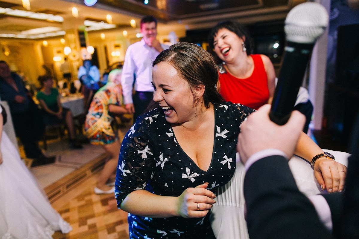 Что делает тамада на свадьбе: Что делает ведущий на свадьбе?