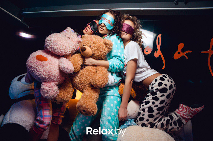 Вечеринка с пижама с подушками: Пижамная вечеринка и бой на подушках: всем приготовиться!