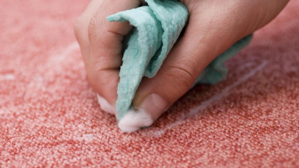 Как убрать лизуна с ковра: как очистить вещи, можно ли оттереть уксусом, чем еще отмыть? – 5 способов как отстирать лизуна с одежды, ковра, дивана и волос