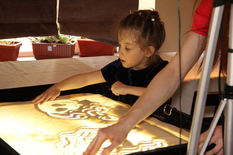 Песочное рисование для детей: Песочная арт терапия для детей