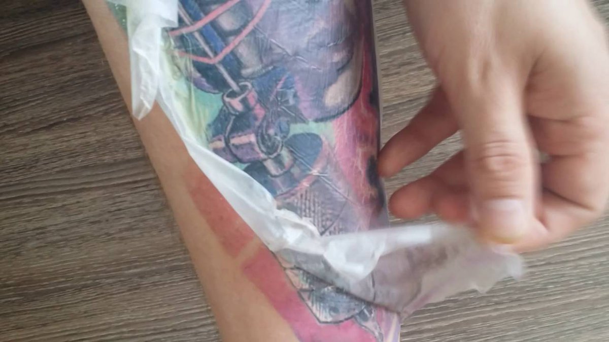 Краска выходит из татуировки: Отваливается пигмент - что делать и как избежать выхода краски из тату