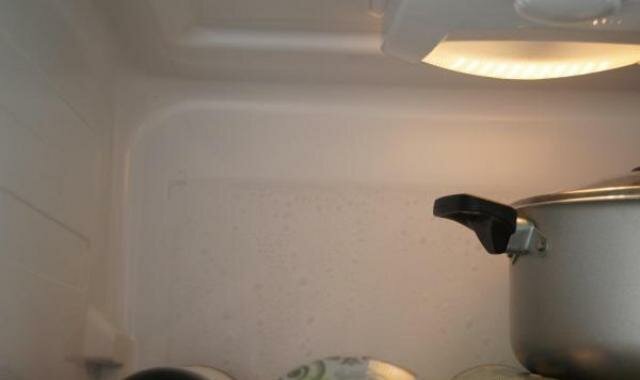 На задней стенке холодильника иней: В холодильнике намерзает лед на задней стенке