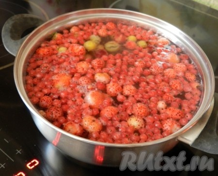 Воду довести до кипения и всыпать ягоды.