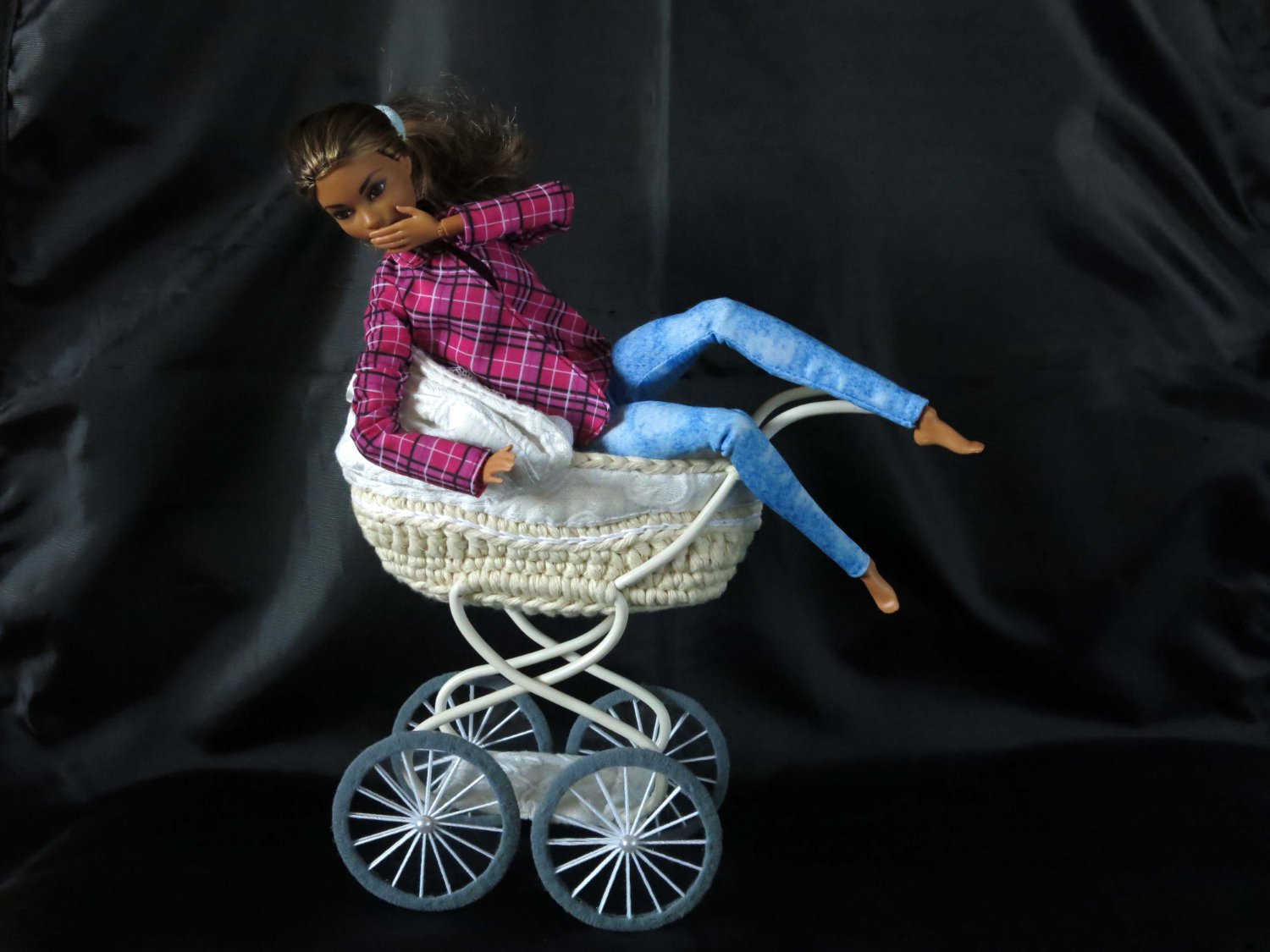 Как сделать люльку для куклы своими руками: Мастер-класс смотреть онлайн: Мастер-класс по шитью люльки-переноски для куклы