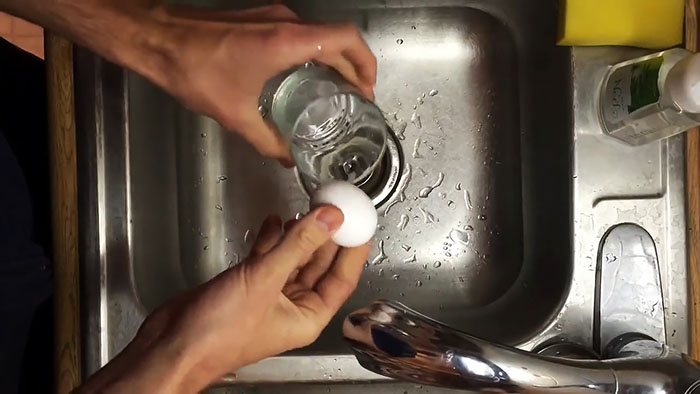 Как мгновенно очистить вареное яйцо
