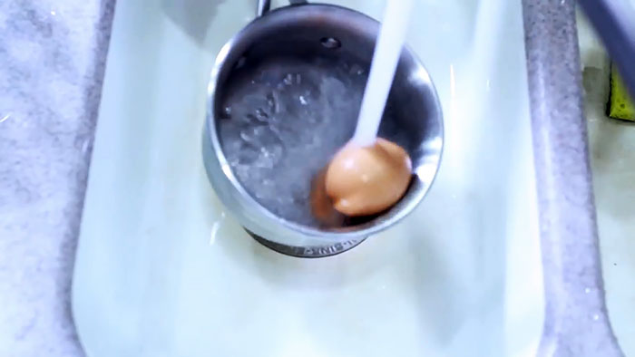 Как мгновенно почистить яйцо Способ который вы точно возьмете на вооружение
