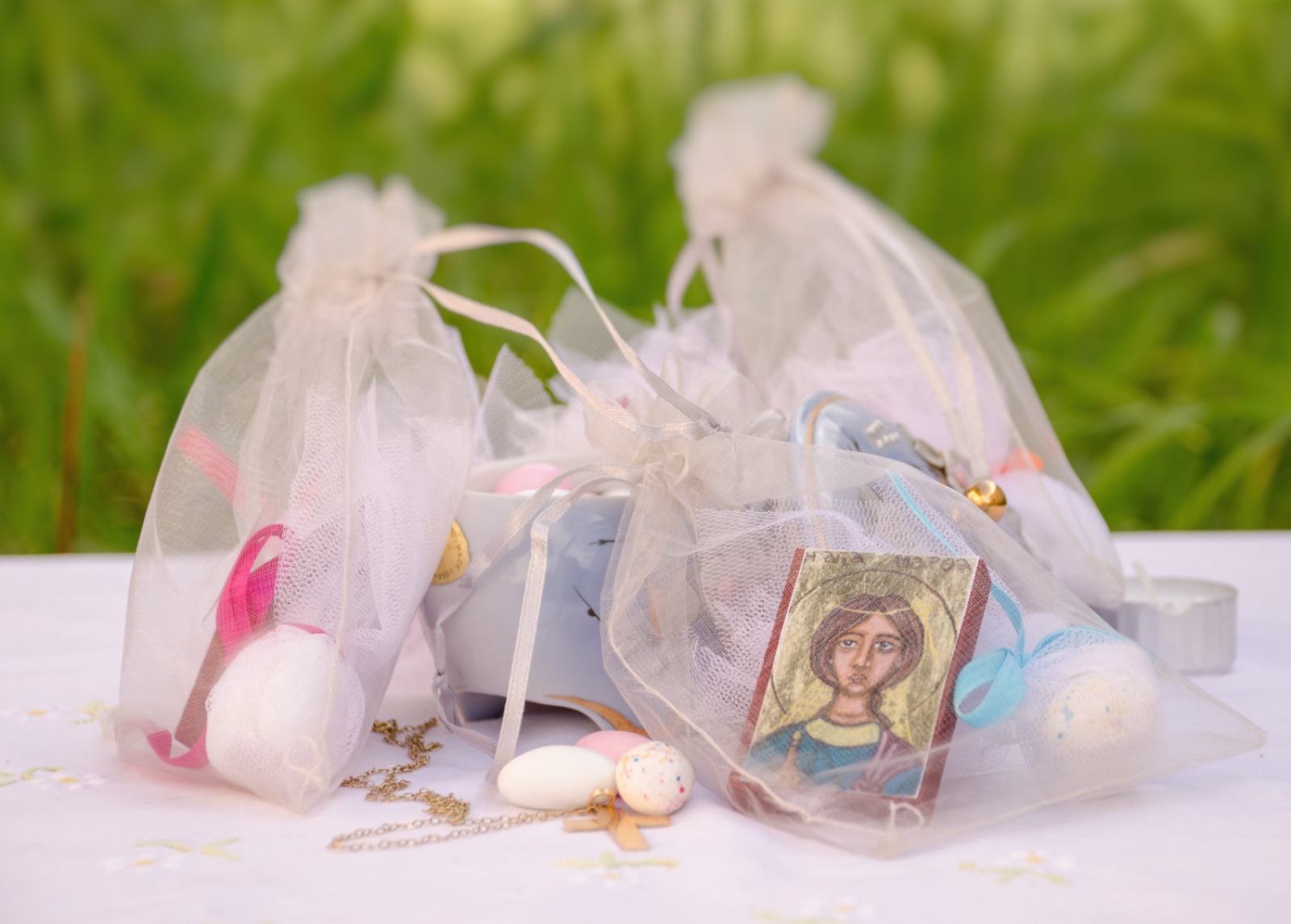 Нужно ли дарить крестным подарки на крестины: что подарить крестным маме и папе