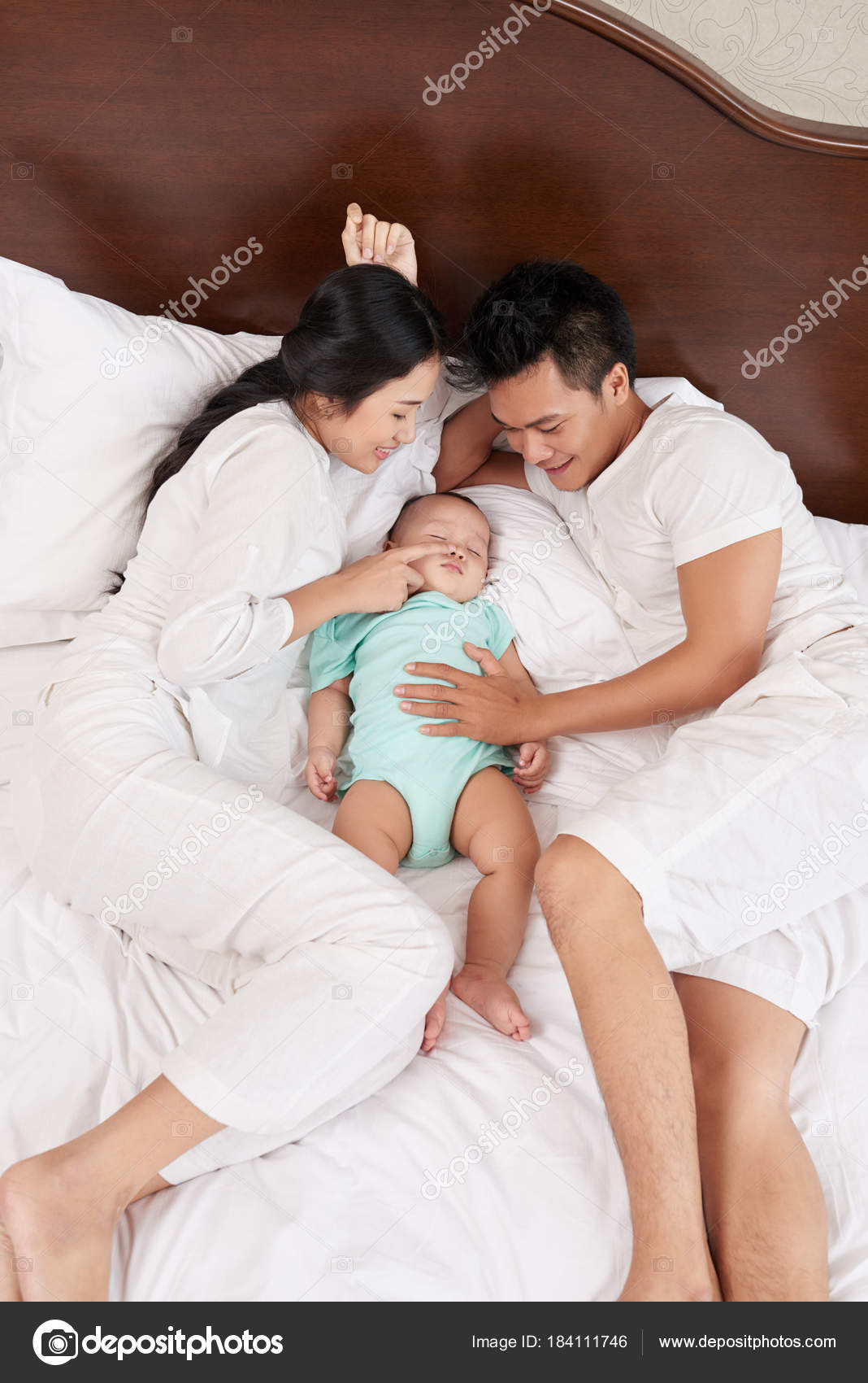 Почему нельзя мальчику спать с мамой: Совместный сон детей с родителями: за и против