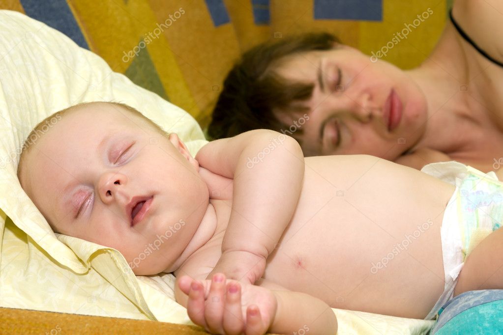 Почему нельзя мальчику спать с мамой: Совместный сон детей с родителями: за и против