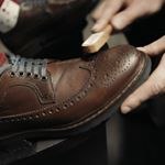Складки на кожаной обуви как убрать: Чистка обуви из кожи от пятен и въевшейся грязи: как правильно почистить