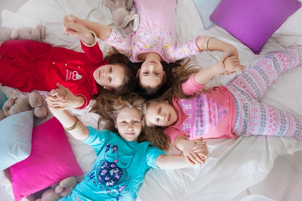 Вечеринка с пижама с подушками: Пижамная вечеринка и бой на подушках: всем приготовиться!