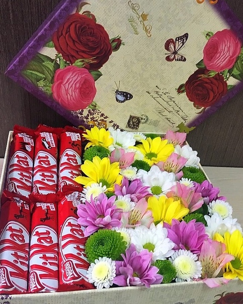Коробка с цветами и конфетами фото: Букеты из конфет — купить на Ярмарке Мастеров