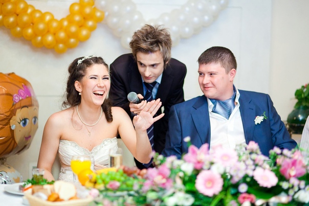Что делает тамада на свадьбе: Что делает ведущий на свадьбе?