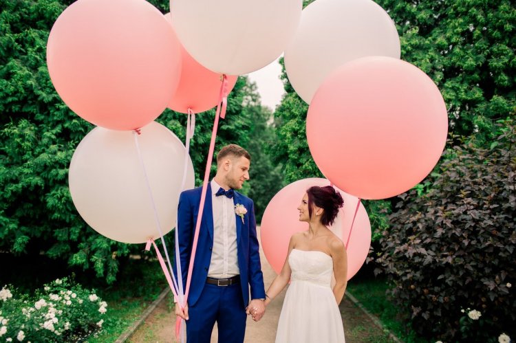Свадебная фотосессия с большими воздушными шарами