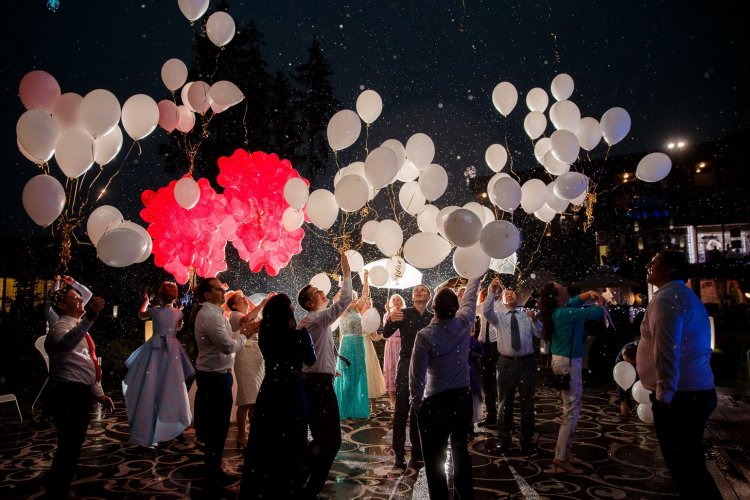 Запуск шаров на свадьбе в вечернее время